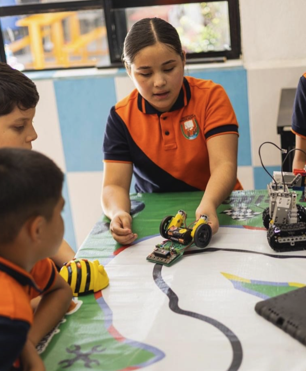 Alumna del Instituto Santa María en clase de robótica