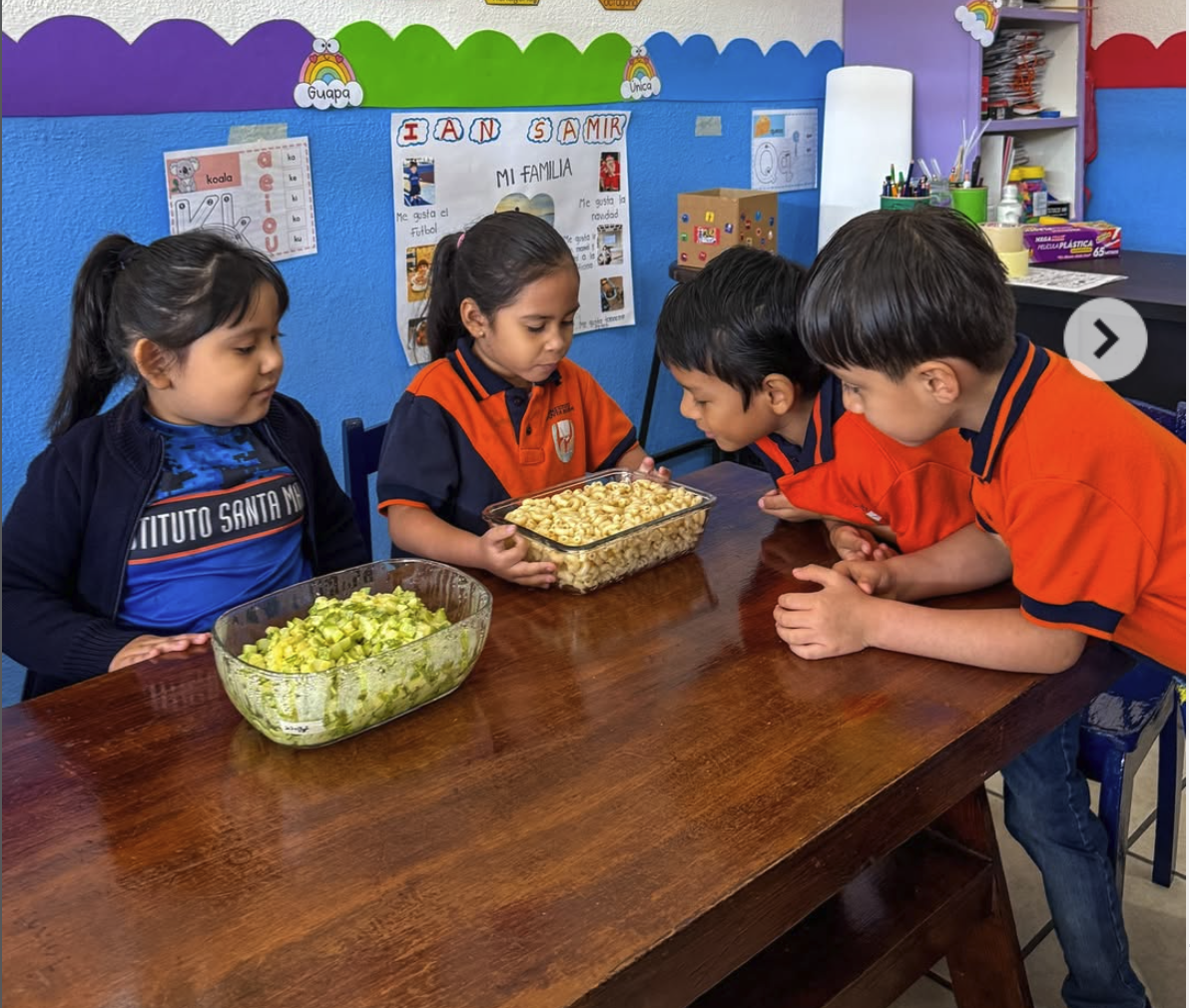 Alumnos de preescolar en taller de cocina